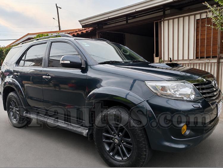 2012 Toyota Fortuner - foto 2