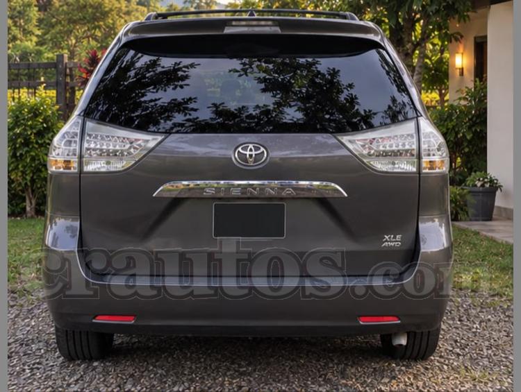 2014 Toyota Sienna - foto 2
